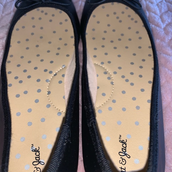 Virtually brand new! Cat & Jack Ballet slipper shoes/ faux leather w bow. Sz 4 - Picture 9 of 10